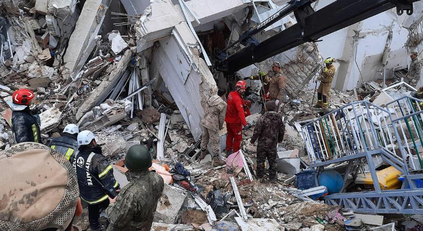 Megszólalt a katasztrófavédelem: komoly fizikai és lelki terhelés alatt dolgozik a Hunor mentőszervezet Törökországban