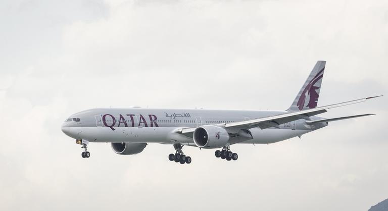 Fél percig süllyedt meredeken a Qatar utasszállító-repülőgépe