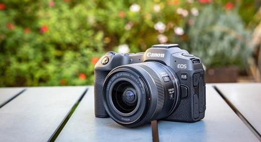 Vloggereknek fejlesztett új gépekkel jön a Canon