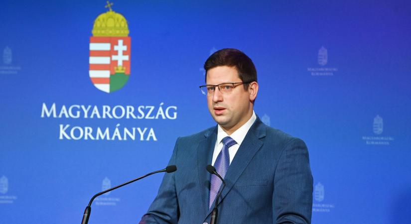 Élőben ismerteti Gulyás Gergely a kormány döntéseit