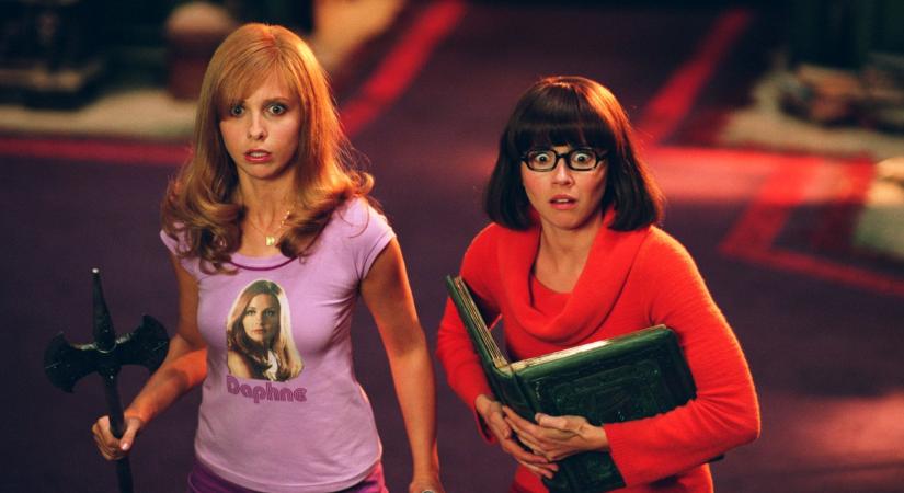 Sarah Michelle Gellar elárulta, hogy Vilma és Diána smároltak egyet a James Gunn által írt Scooby Doo-filmben, de a jelenetet végül kivágták a filmben