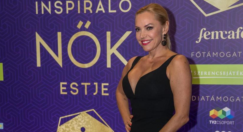 A debreceni énekesnő ledobta a textilt – naplementében mutatta meg bájait Sári Évi