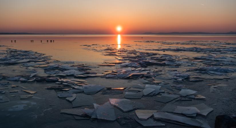 Lenyűgöző látványt nyújt, de veszélyes a jeges Balaton