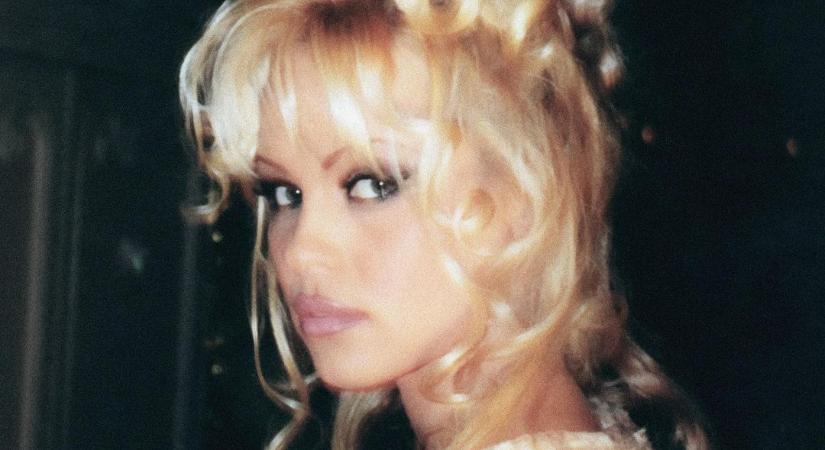Pamela Anderson elárulta, egy tangának köszönhető ikonikus frizurája