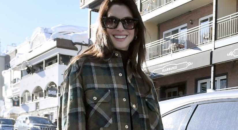 A 40 éves Anne Hathaway bátran kombinálja a stílusokat: pufikabátban és favágóingben is nőies