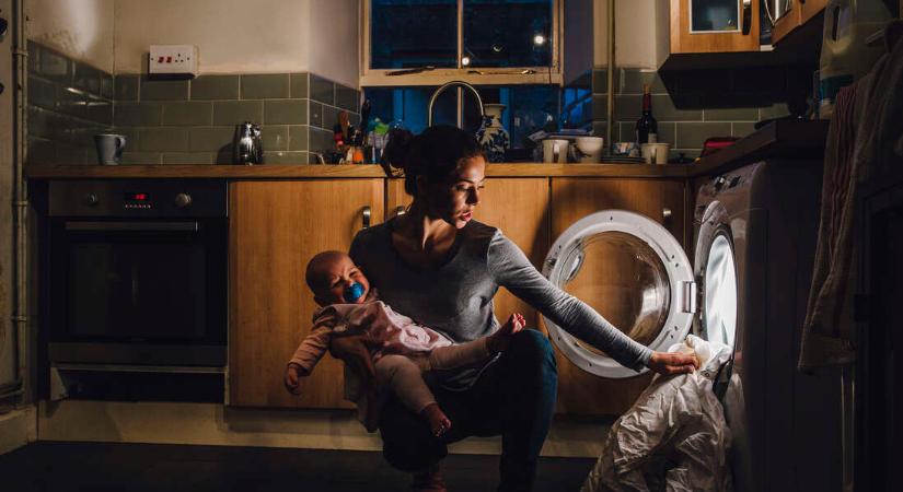 A kisgyerekes anyák nagyjából háromszor annyi házimunkát végeznek, mint az apák