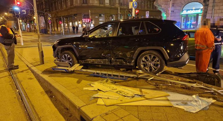 Nagy baleset volt Józsefvárosban, letarolta a villamosmegállót az Audival ütköző Toyota