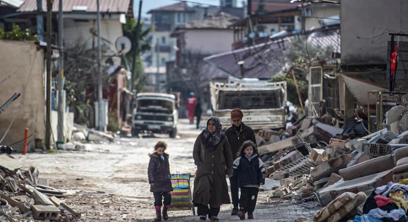 Túlélők után kutatva - Béres Márton fényképei Antakya romvárosban