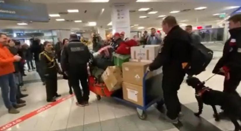 Megható videó: szűnni nem akaró taps fogadta a Törökországból hazatérő Baptista Szeretetszolgálat hőseit a Liszt Ferenc-repülőtéren