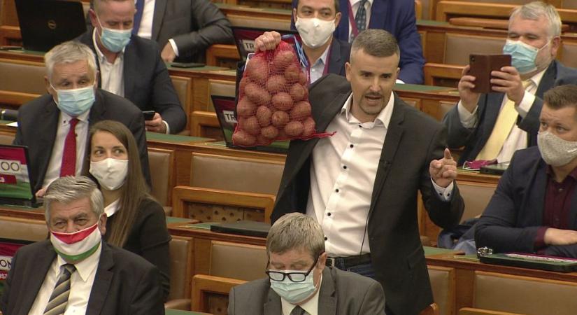 Jakab krumplival támadt a parlamentben – képtelen elfogadni a szerencsi vereséget