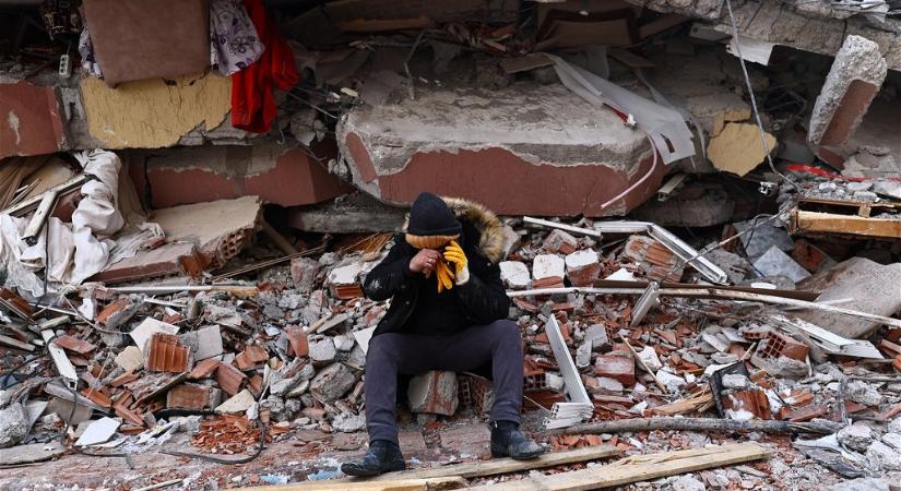 Megszólalt az apa, akiről szívszorító fénykép készült a földrengést követően