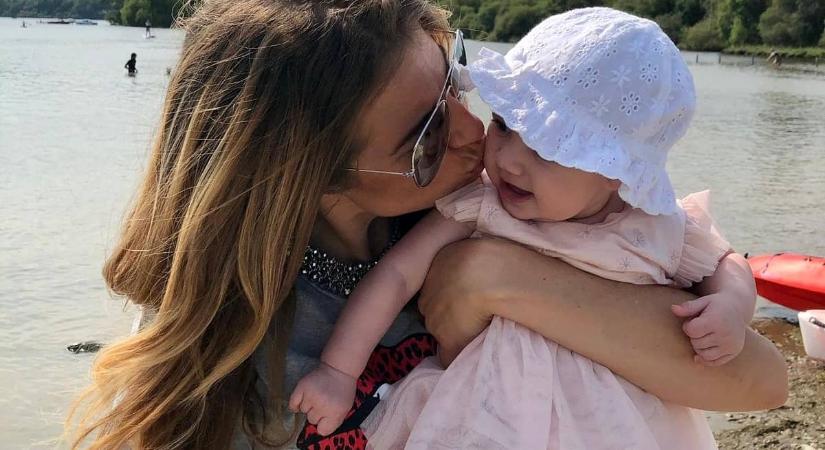 Megmentette újszülött babája életét, mert nem nyugodott bele orvosa tanácsába az angol édesanya