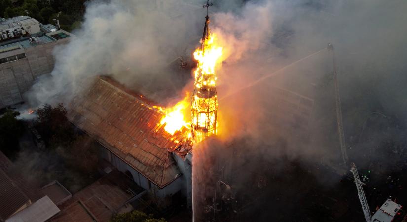 Radikális baloldali zavargók felgyújtottak egy 19. századi templomot Chilében – videó
