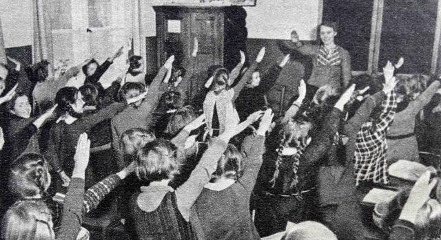 „Keményen dolgozunk azért, hogy a gyerek biztosan csodálatos náci legyen” – tehetetlen az állam a gyerekeit otthon tanító nemzetiszocialista amerikai szülőkkel szemben