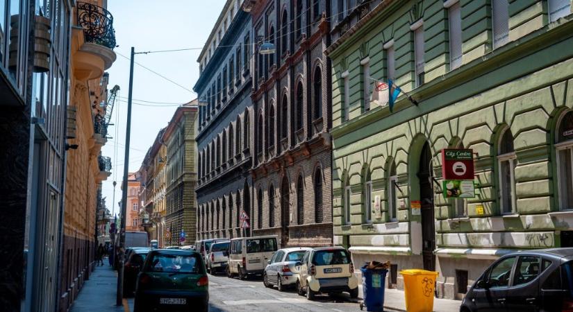 Átvállalja a 14 és 18 év közötti rászoruló diákok bérletét Józsefváros