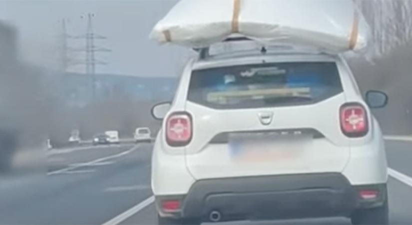 Feltettek egy matracot egy Dacia tetejére, rendkívül látványos, mi történt vele az M2-esen - videó