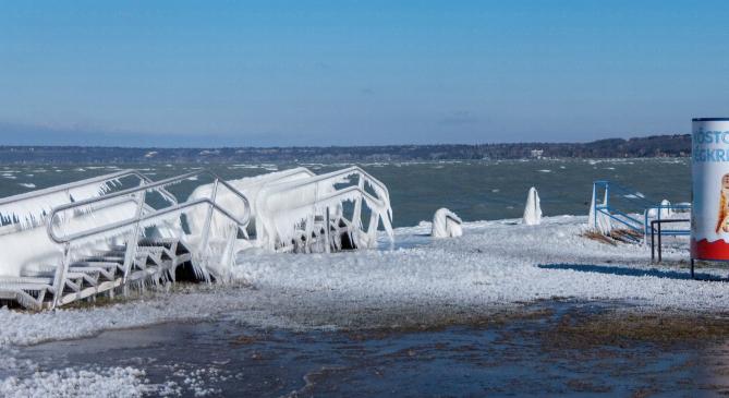 Így festett 2 éve a jeges Balaton