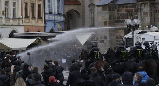 Szurkolók tüntettek Prágában a meccsek betiltása ellen, vízágyúzás lett a vége
