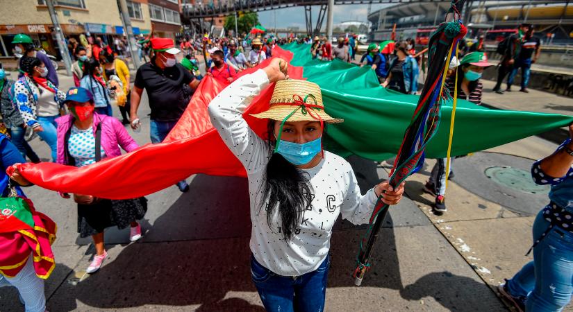 Elkeseredett őslakosok ezrei tüntettek az erőszakhullám miatt Kolumbiában
