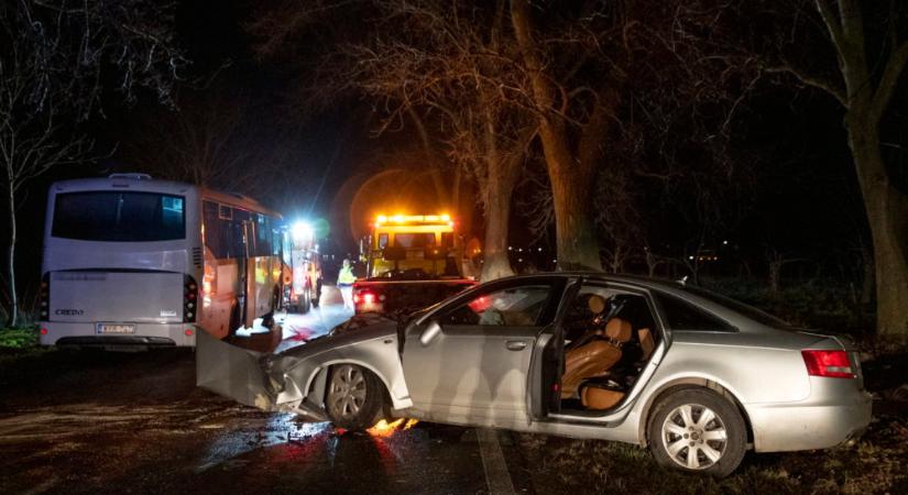 Busszal ütközött egy személygépkocsi vezetője Győr-Moson-Sopronban