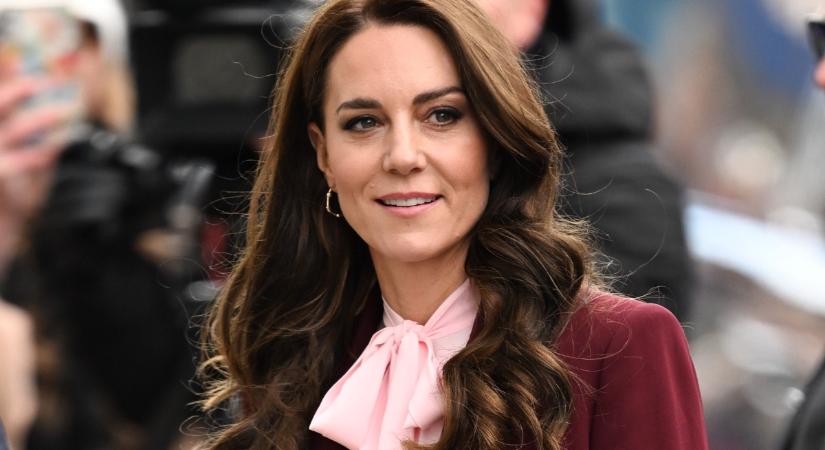 Kate Middleton burgundi nadrágkosztümje igazi must-have darab: pólóval és blúzzal ugyanúgy nőies