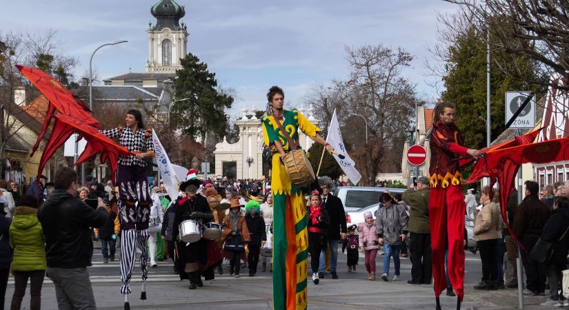 Több száz jelmezes űzi el a telet február 18-án Keszthelyen, a városi karneválon