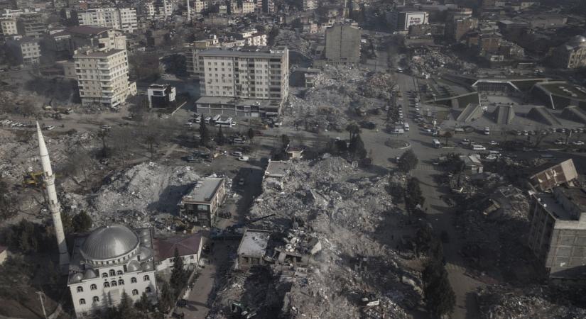 Hihetetlen életmentés, 198 óra után húztak ki a romok alól egy testvérpárt Törökországban - videó