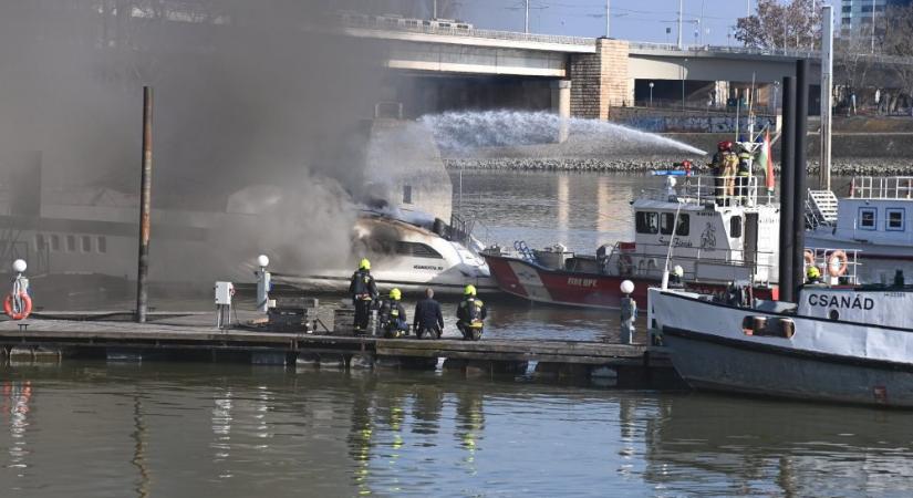 Hatalmas lángokkal égett egy hajó az Árpád híd budai hídfőjénél