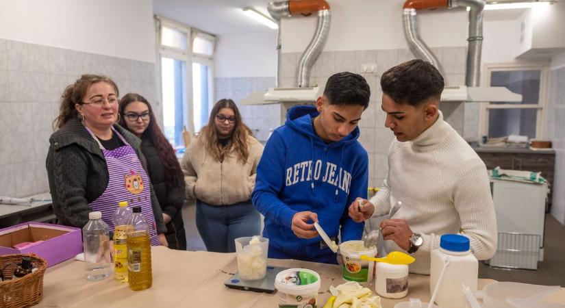 Szappankészítéssel indították a technikumi hetet a tarjáni Borbélyban (fotók)