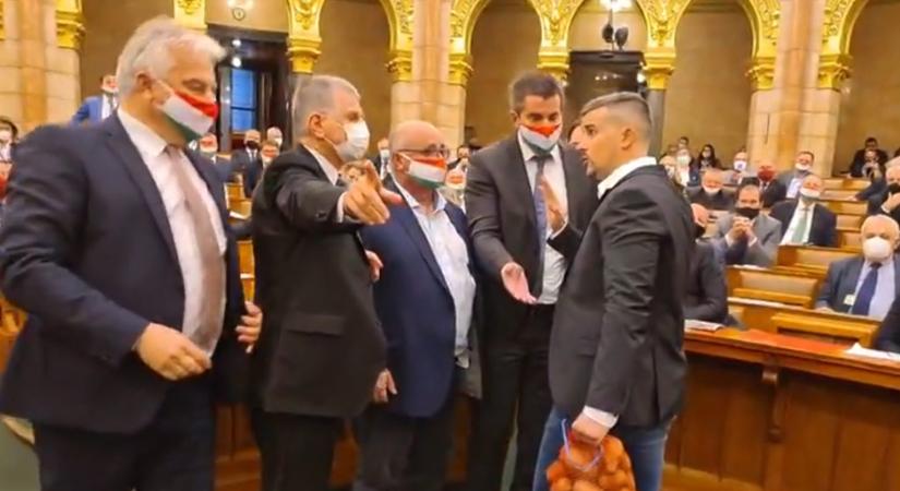 „A borsodiak ezt küldik önnek” - mondta a Jobbik elnöke Orbánnak, kezében egy zsák krumplival