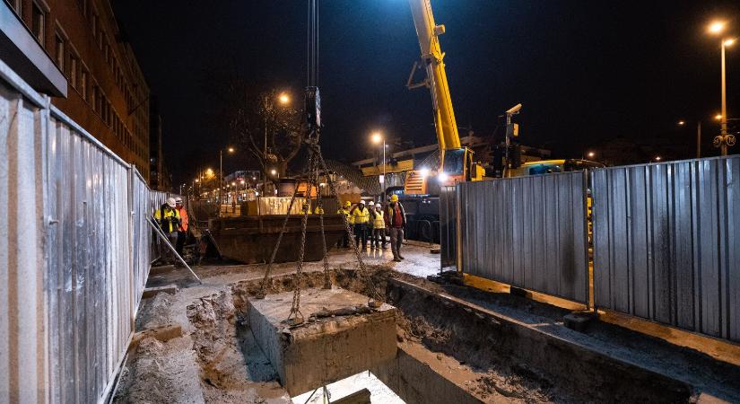 M3: Exkluzív videó – kiemelték a födémet az új Lehel téri lifthez