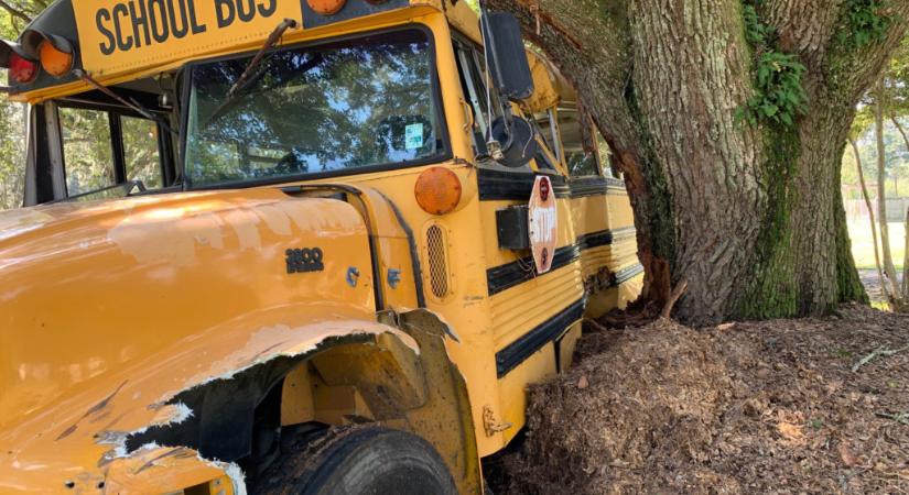 Elkötötte és összetörte az iskolabuszt egy 11 éves fiú Louisianaban