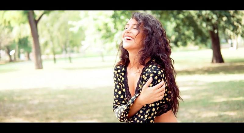 Alaposan nekivetkőzött az éneklésnek a parkban őgyelgő Tóth Andi – videó