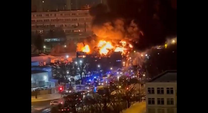 Pusztító tűz Moszkvában: több mint ezer négyzetméteren ég minden egy hadiipari komlpexumnál – videó