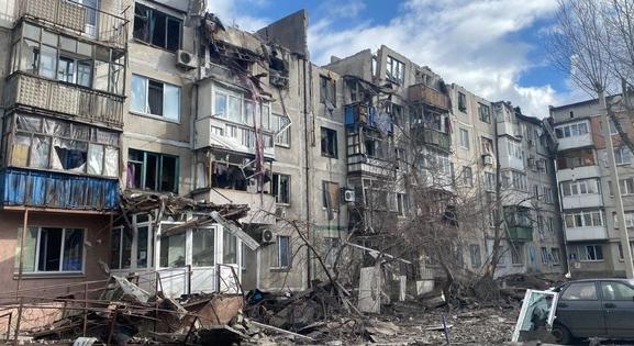 Az oroszok eltaláltak egy többszintes házat Donyeck megyében, sok a sérült