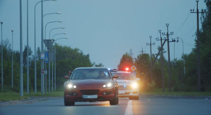 Rendszám nélküli autót üldöztek a rendőrök Pécsett