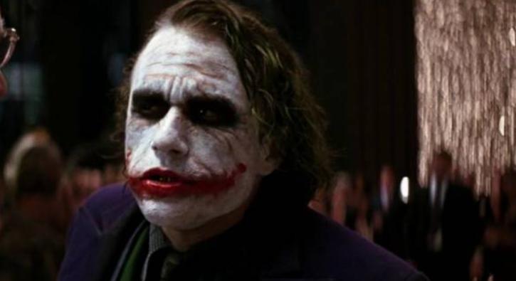 Heath Ledger: Ebből a filmből kiderült, miért nyalogatta a száját Joker A sötét lovagban