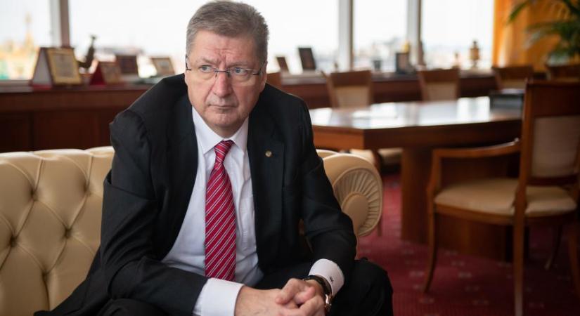 Parragh László szerint élhetőbbé teszi a környezetet a debreceni akkumulátorgyár