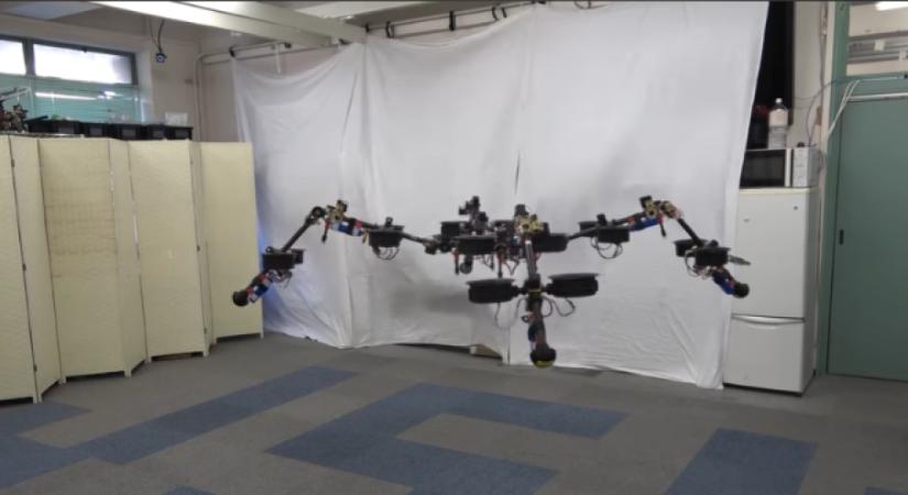 Repülve mászik a négylábú robot