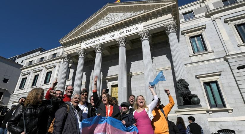 Liberalizálták a tinik abortuszát és nemváltását Spanyolországban