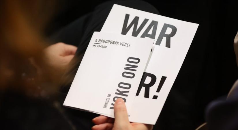 Megehetjük a Yoko Ono születésnapjára készült Óriástortát a Nemzeti Múzeumban