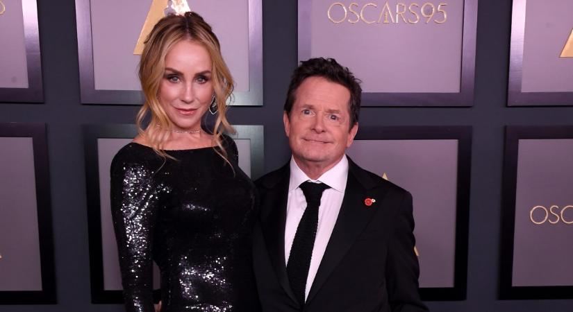 Michael J. Fox és felesége nosztalgikus képekkel köszöntötték születésnapos ikerlányaikat