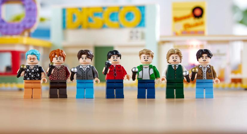 Katonának állnak a BTS tagjai, de előtte saját Lego-készletük lesz