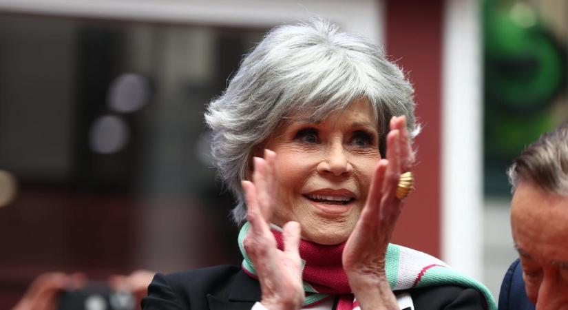 A csodálatos Jane Fonda elárulta szépsége és aktivitása titkát: videón, ahogy a humorával mindenkit az ujja köré csavar Bécsben