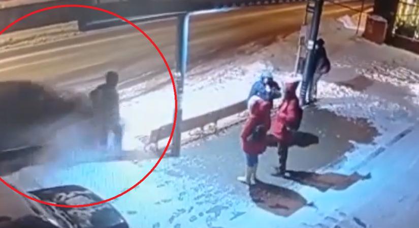 VIDEÓ: Buszmegállóba hajtott a 18 éves sofőr – csak egy hajszálon múlt, hogy nem gázolta el az ott várakozókat