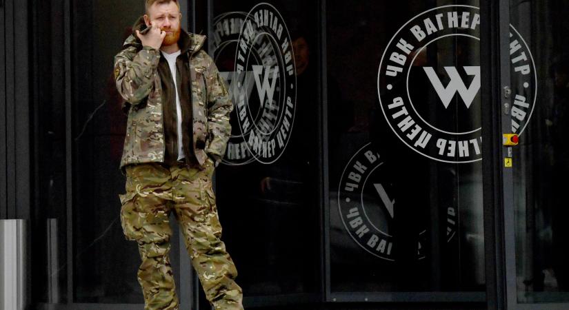 Az orosz zsoldosvezér egy Ikarusszal a háttérben osztotta ki a védelmi minisztériumot