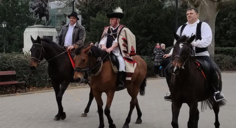 Látványos lovas bandérium és fogatos felvonulás előzte meg a Gazdabált