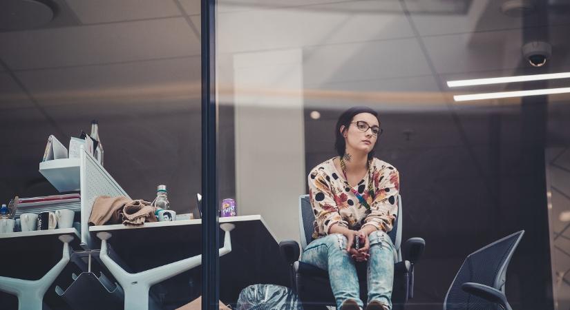 Amikor bántalmazó kapcsolatban élsz a munkahelyeddel – Hogyan ismerd fel a csendes kirúgást és mit tegyél ellene?