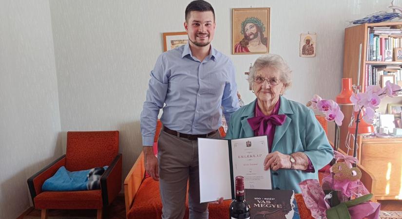 Zenélő faliórát kapott a 90. születésnapjára Kovács Istvánné Csepregen