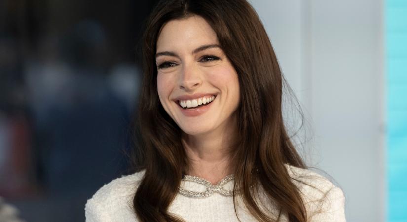 A 40 éves Anne Hathaway smink nélkül mutatta meg magát: teljesen elképedtek a kommentelők